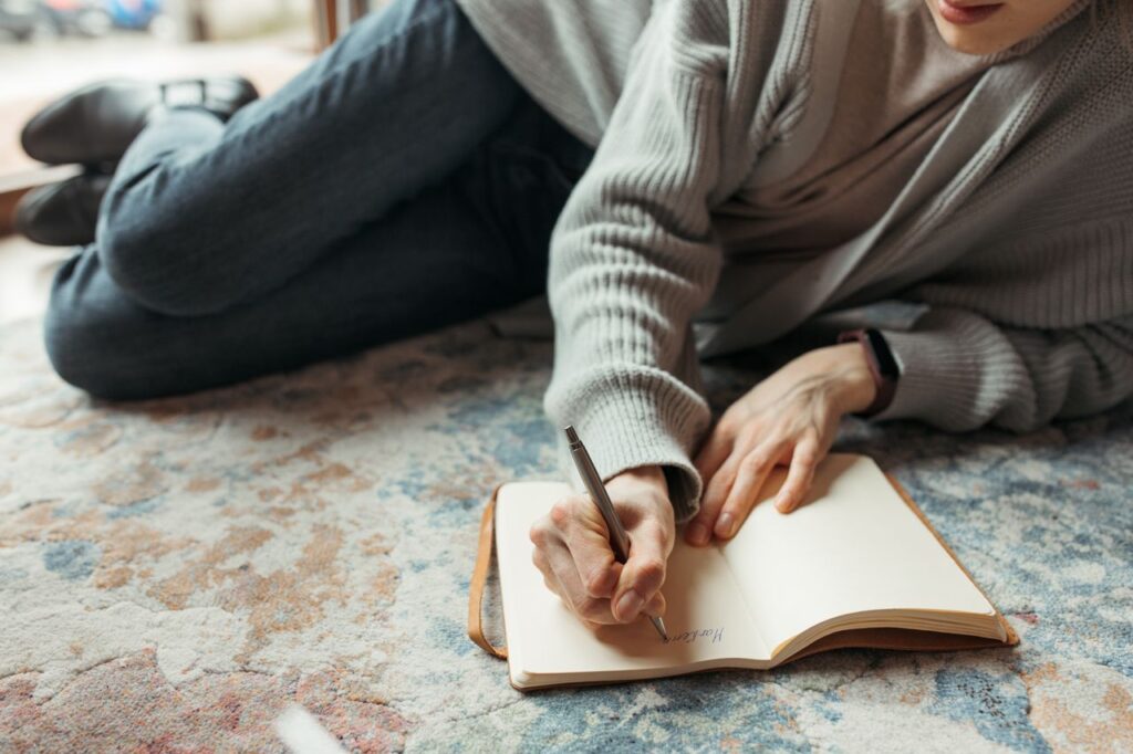 Pessoa escrevendo em um diário em um ambiente calmo e aconchegante - a arte de dizer não