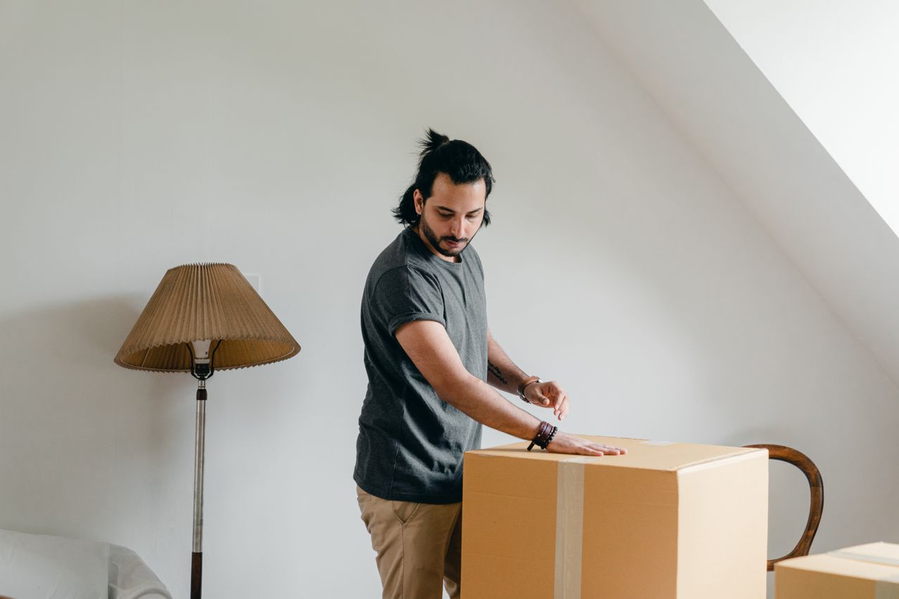 Pessoa recebendo ou segurando caixas de papelão de compras online - compras por impulso