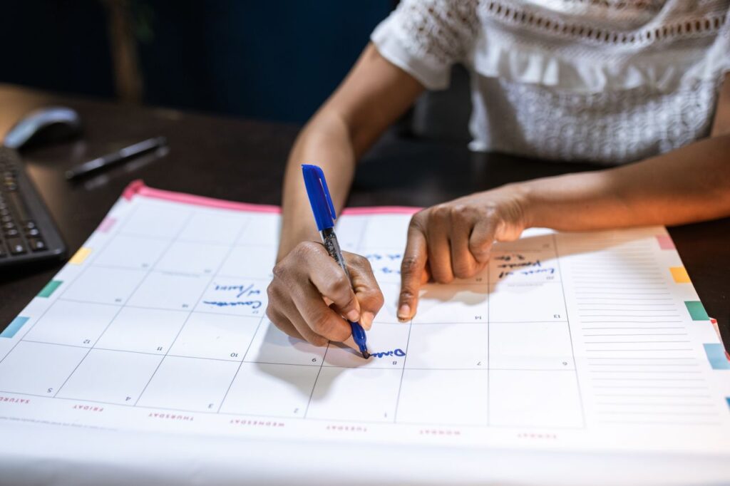 Agenda ou calendário cheio de anotações e compromissos - a arte de dizer não