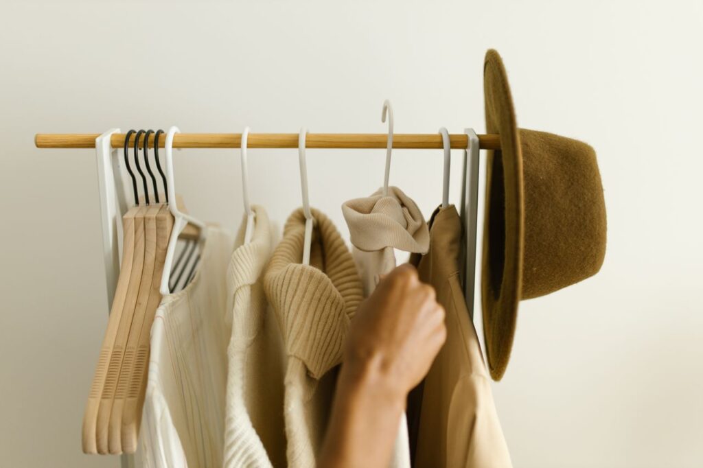 Guarda-roupa minimalista, organizado e com poucas peças de roupas neutras - compras por impulso