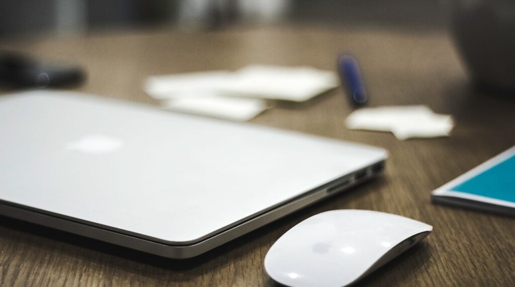 notebook em uma mesa de madeira, simbolizando o fim do trabalho - paradoxo da produtividade