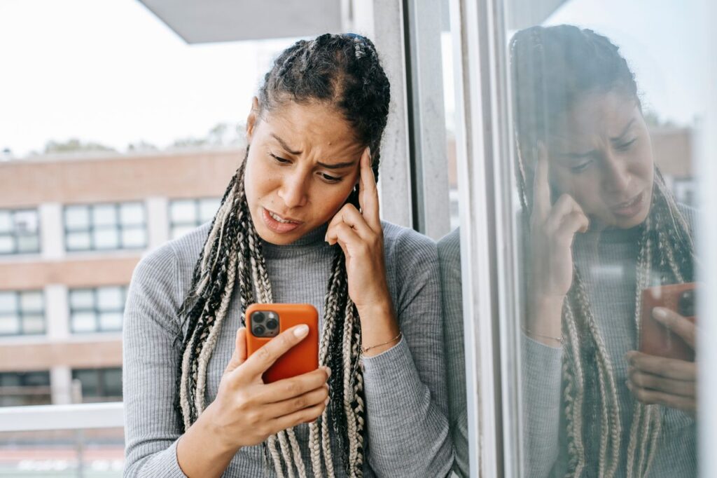 economia da distracao - Pessoa parecendo sobrecarregada por notificações no celular