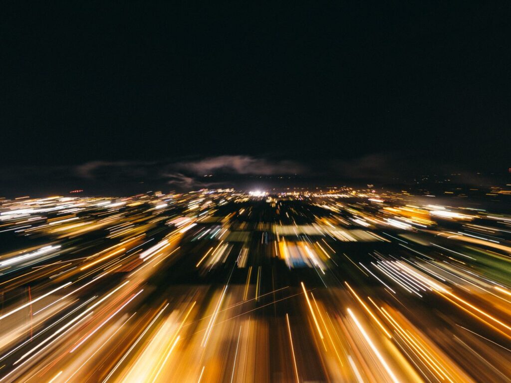 sindrome do pensamento acelerado - néon desfocado de uma grande cidade ou rastros de luz, transmitindo a ideia de velocidade e excesso de informação
