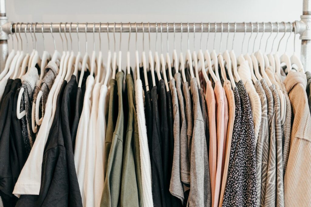 fadiga de decisão - Arara de roupas minimalista e bem organizada