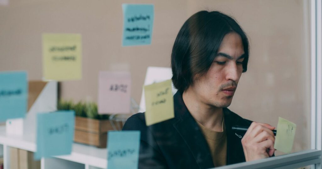 ferramenta de autoajuda - painel ou quadro de vidro com post-its coloridos organizados por categorias ou prioridades