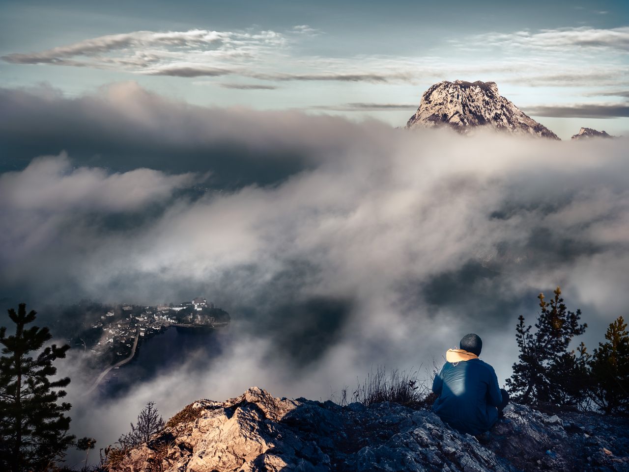 A última das liberdades humanas - Uma pessoa vista de costas ou de perfil, no topo de uma montanha ao amanhecer ou diante de uma paisagem serena e vasta, com iluminação natural suave