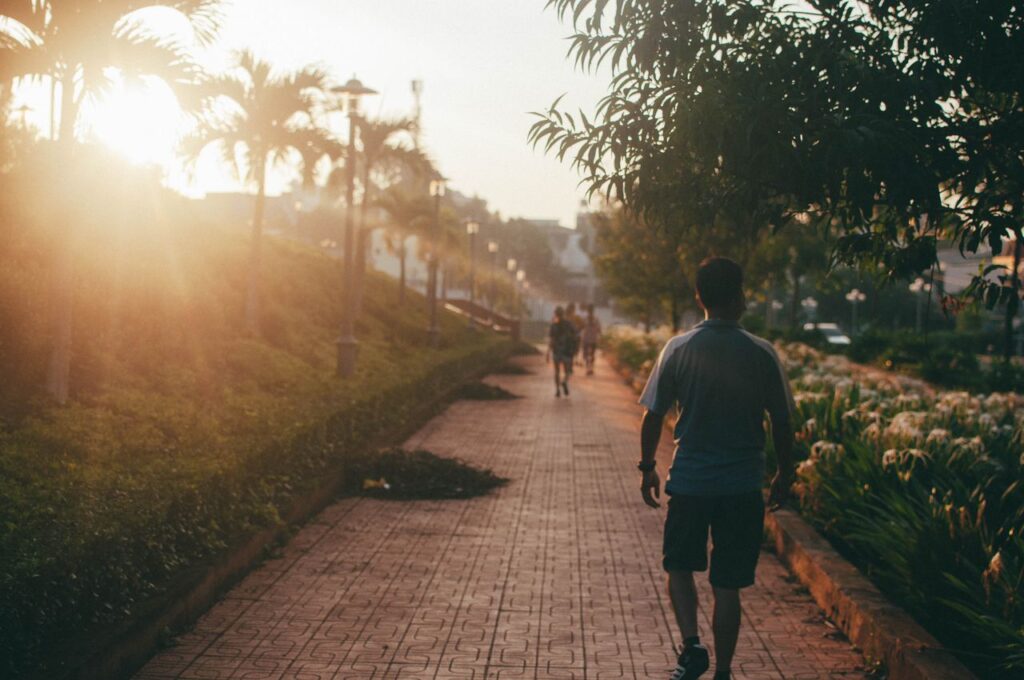 crise da meia-idade - pessoa caminhando de forma leve ao ar livre