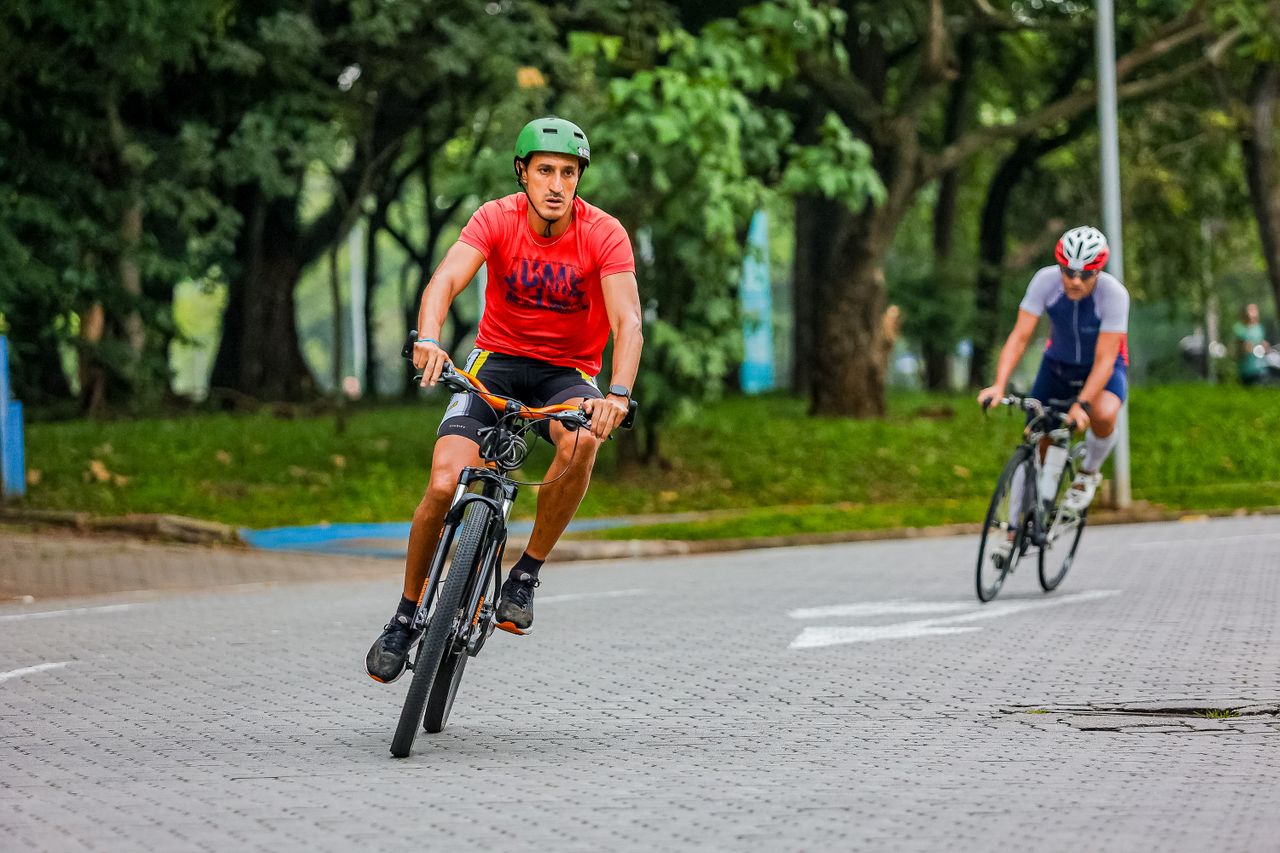 dependência emocional - pessoa andando de bicicleta ao ar livre