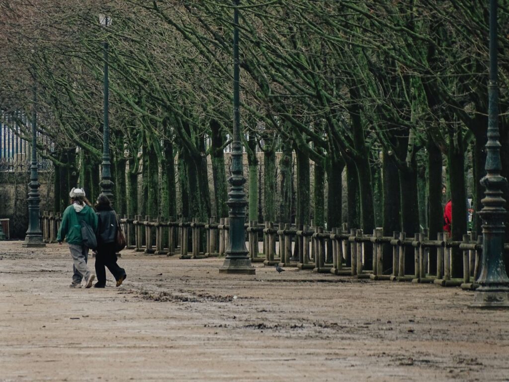 dependência emocional - Duas pessoas conversando ou caminhando lado a lado de forma leve e equilibrada