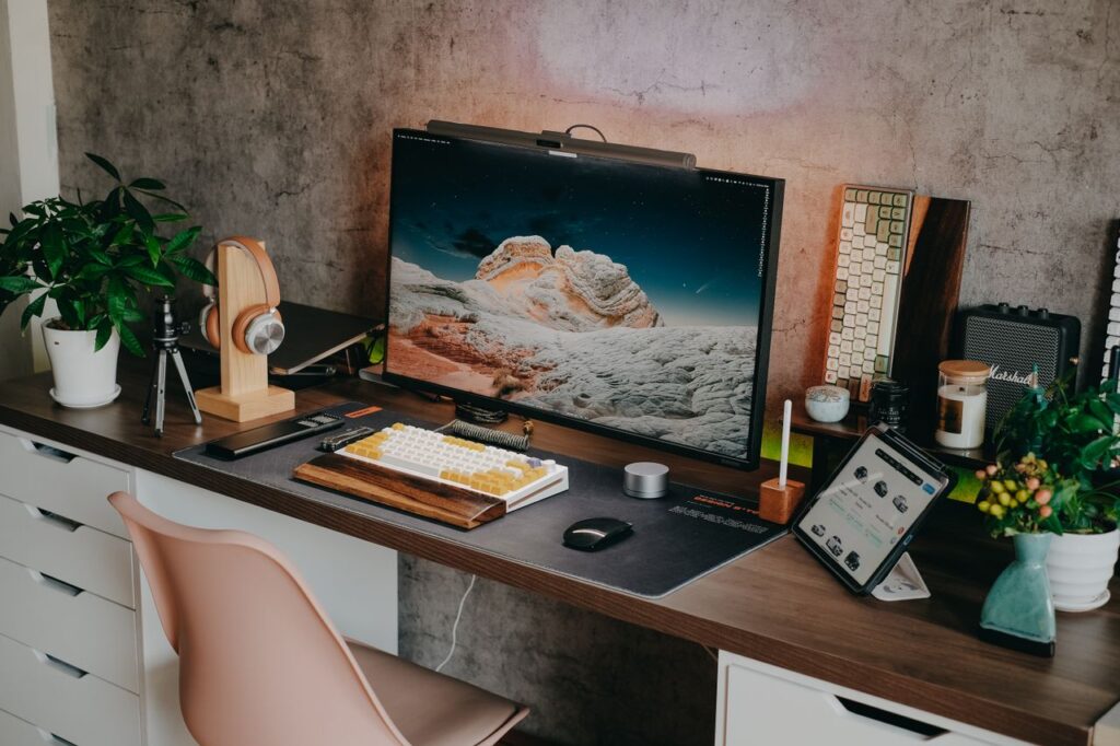 citações motivacionais - mesa de trabalho acolhedora e minimalista, com uma planta, xícara de café, caderno e luz natural entrando pela janela